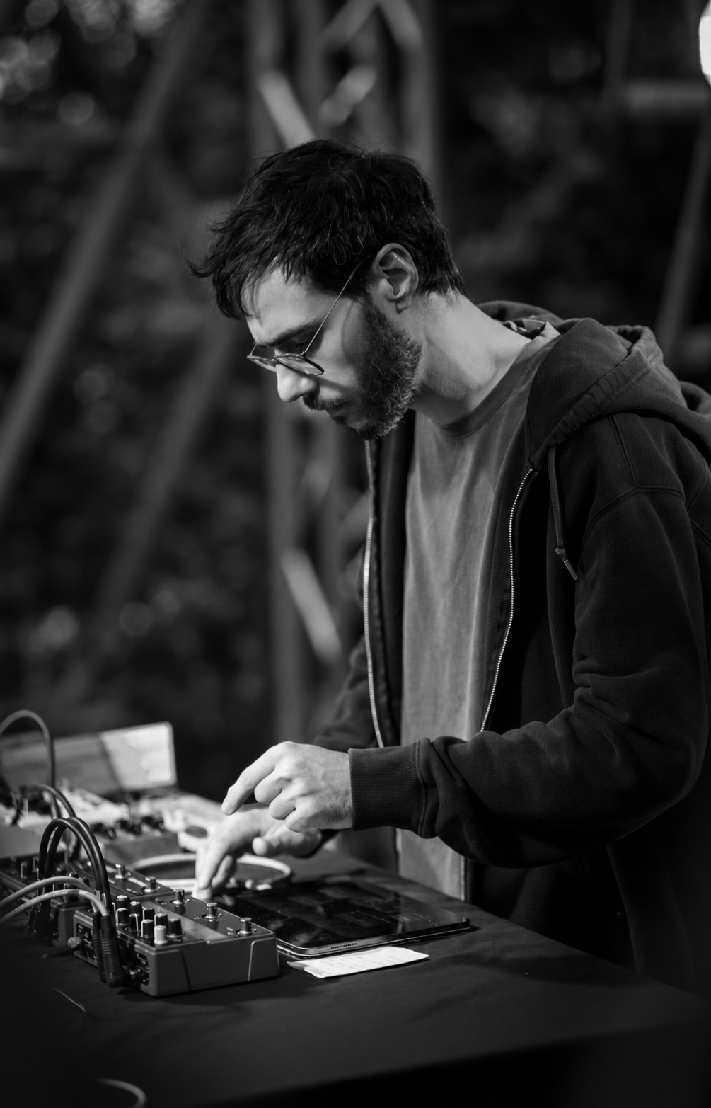 Emanuele Specchia durante una performance sonora